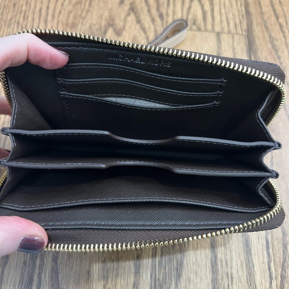 Michael Kors Black and Gold Key Holder - Picture 2 of 4